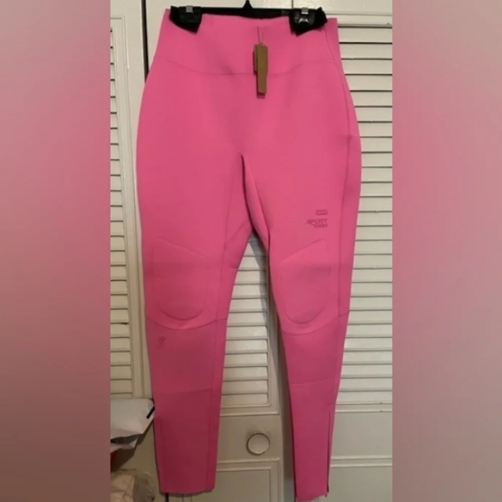 Skims sport scuba leggins.